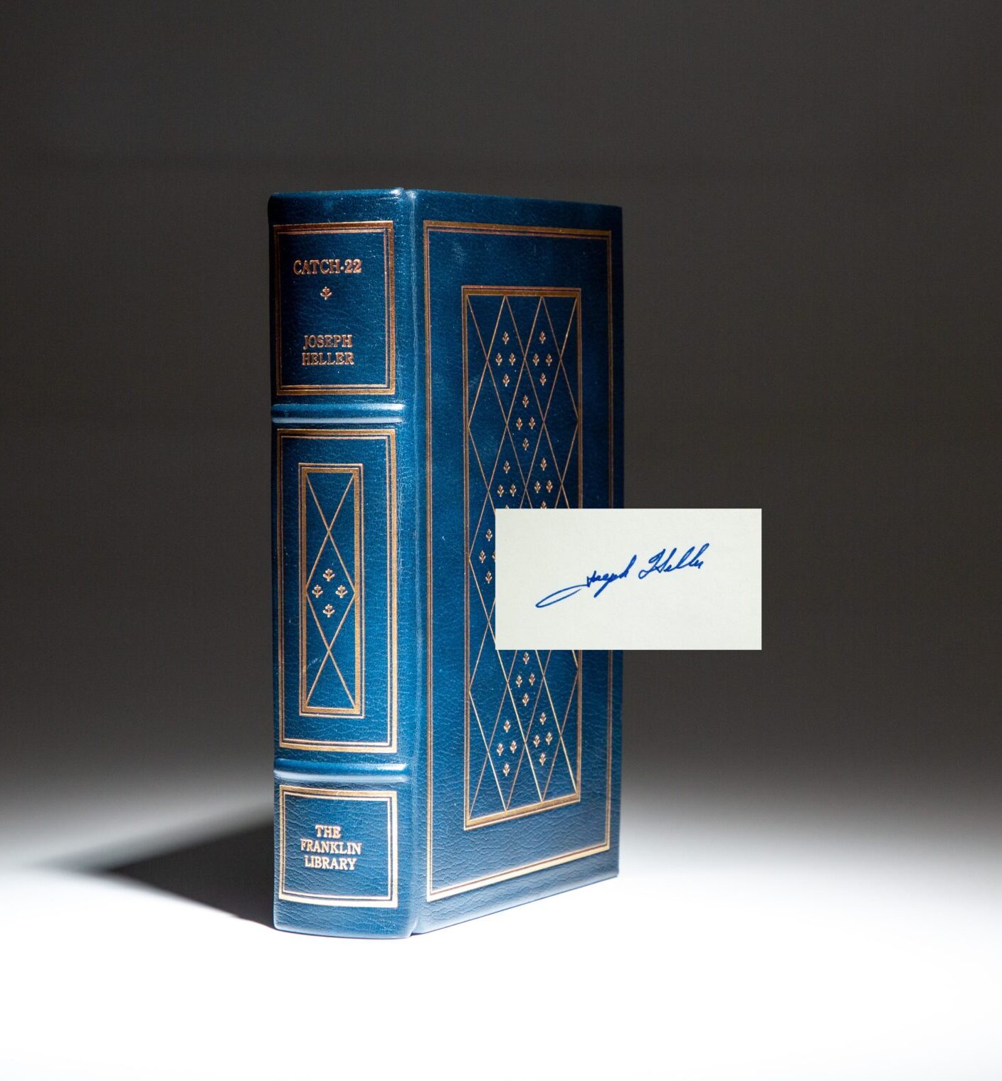 Catch & Release ピューター彫刻 他 画像の洋書2冊 Catch-22 by Joseph Heller, First Edition, First Printing, in Original