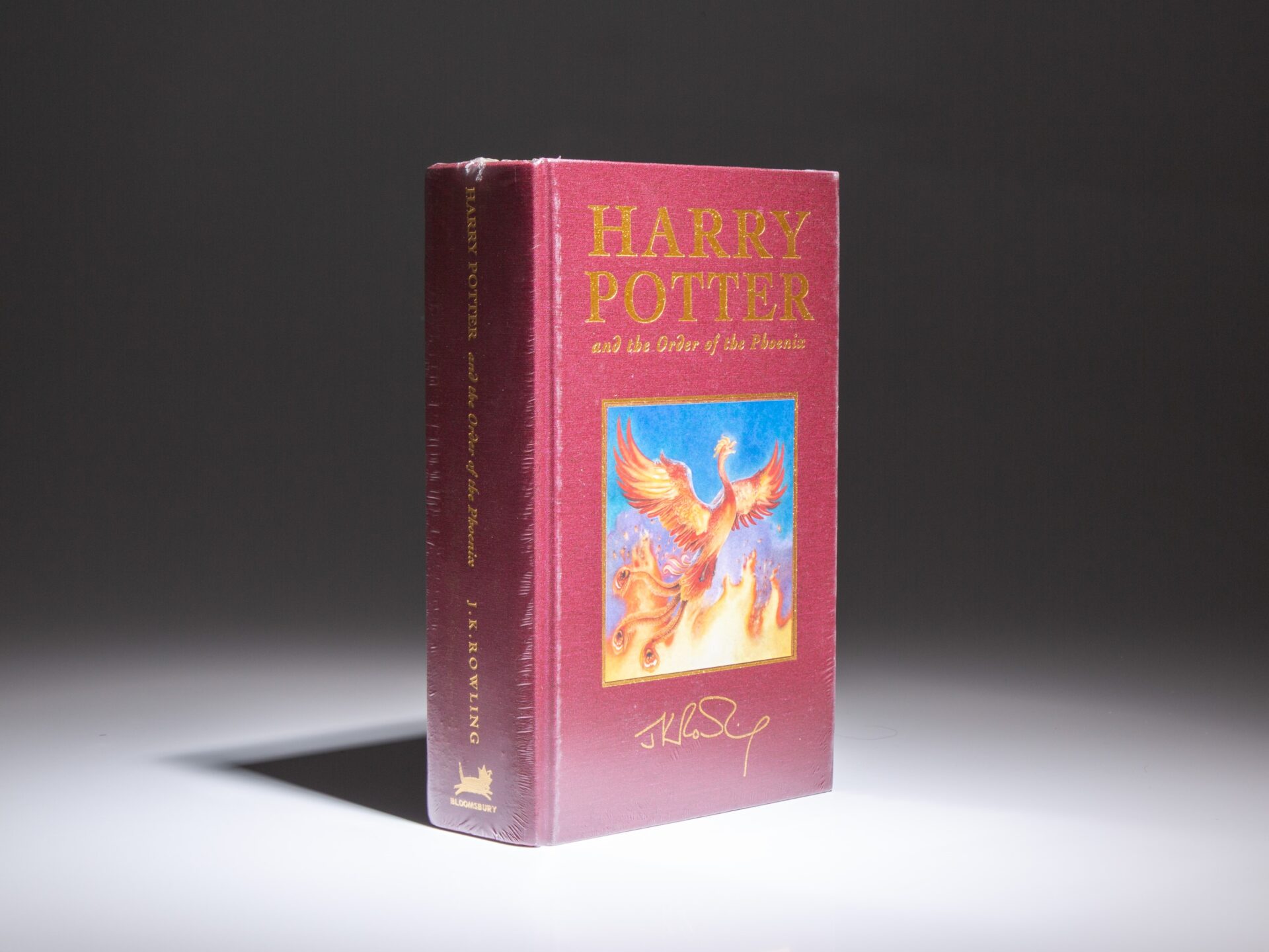 The Deluxe English edition of Harry Potter and the Order of the Phoenix by J.K. Rowling.